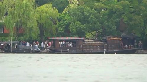 國慶首日嘉興南湖景區游客激增，超萬人次登島游覽，景區管理有序應對