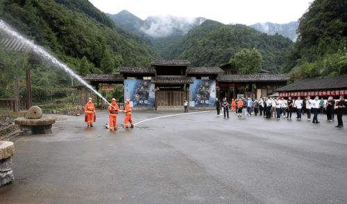 縣消防安全標(biāo)準(zhǔn)化管理示范單位現(xiàn)場觀摩會(huì)在十二背后雙河溶洞景區(qū)召開